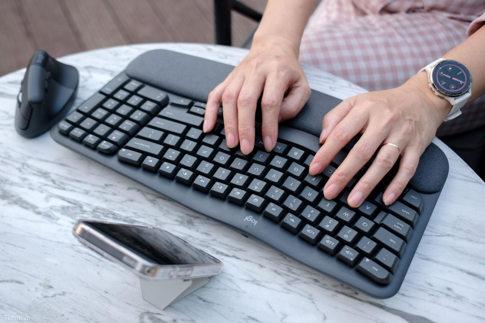 Logitech Wave Keys: La Tastiera Ergonomica con Design Innovativo